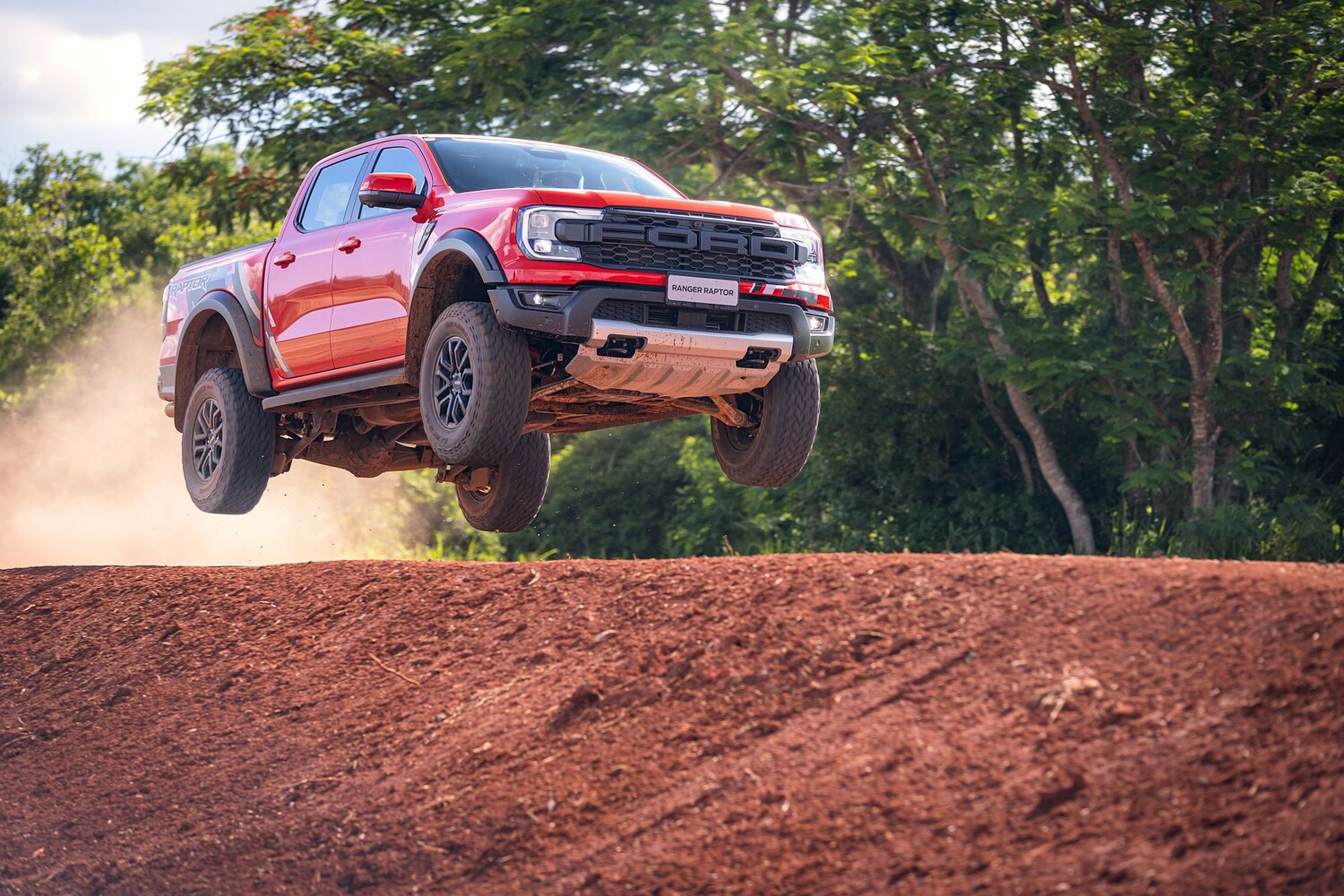 Ranger Raptor dispensa dublê e faz seu próprio voo em teste extremo