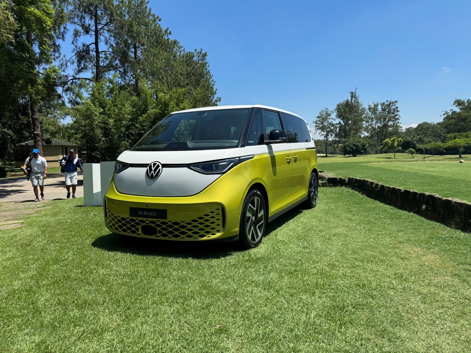 Volkswagen ID.Buzz elétrico revive a saudosa Kombi com um conceito futurista