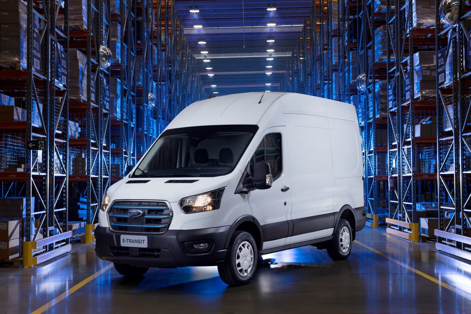 Ford E-Transit elétrica começa a ser vendida em março por R$ 542.000