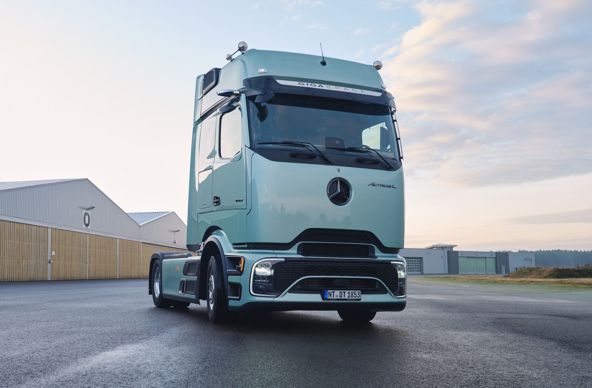 Mercedes-Benz Actros L fica mais eficiente com cabine futurista ProCabin e aerodinâmica aprimorada