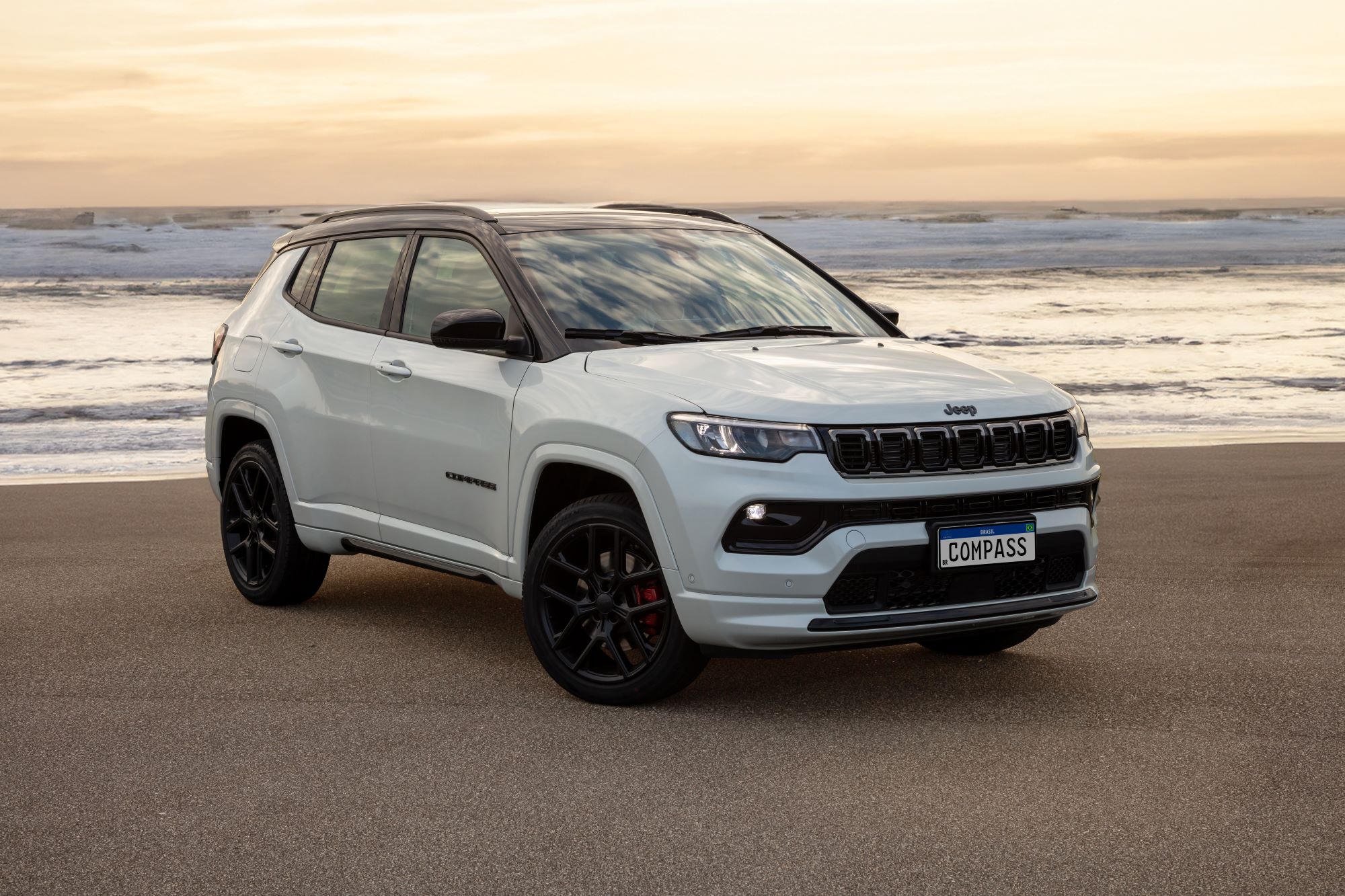 Jeep Compass 2025 avança em equipamentos e ganha novas versões turbo de 272 cv