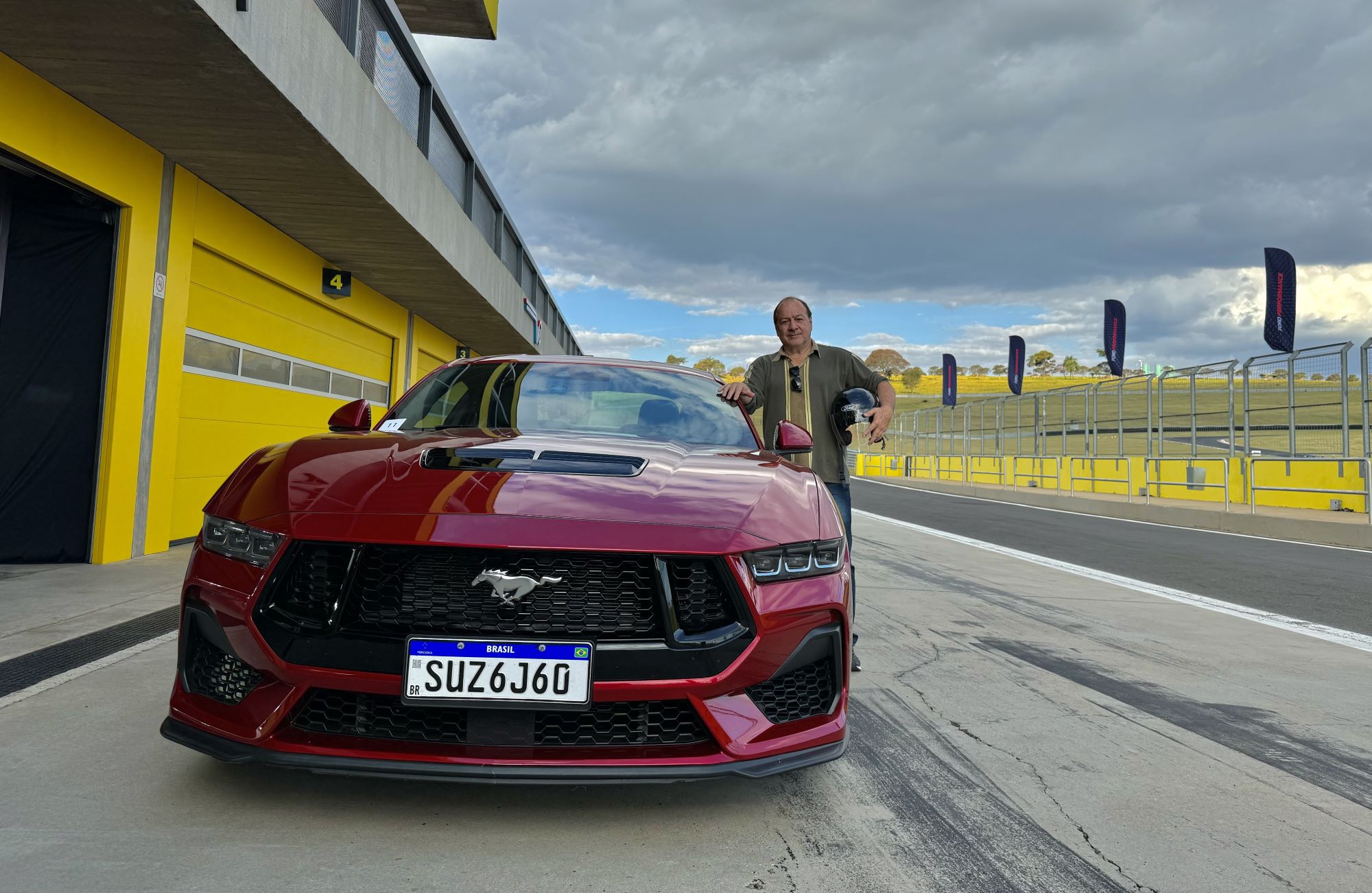 Teste: Andamos no Ford Mustang GT Performance na pista do Autódromo de Velocittá