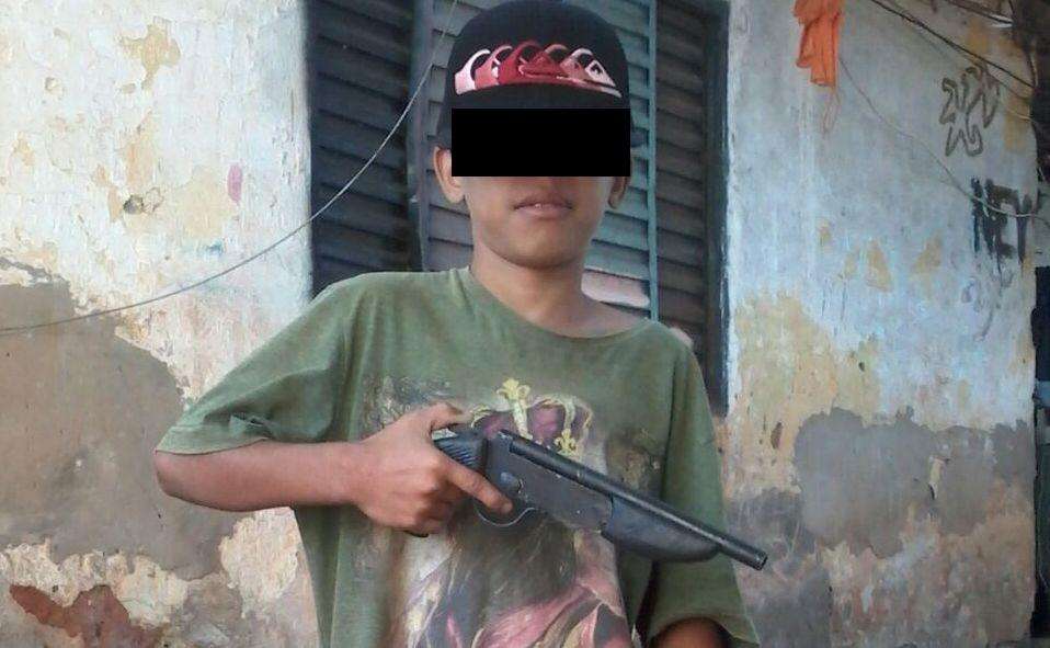 Arma de fogo mata uma criança ou adolescente por hora no Brasil