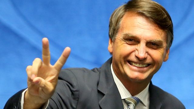 Filhos de Bolsonaro discutirão com PF reforço à segurança da família