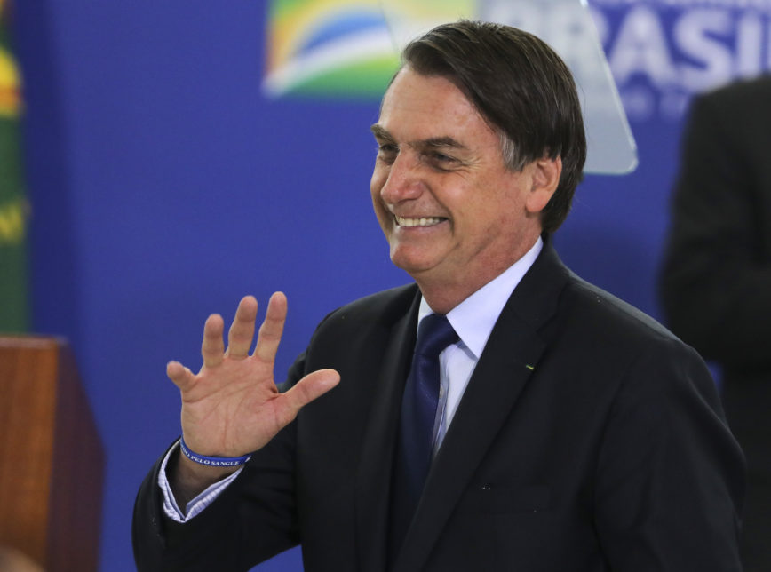 Bolsonaro diz que uma facada na barriga de Lula ‘sairia cachaça com certeza’