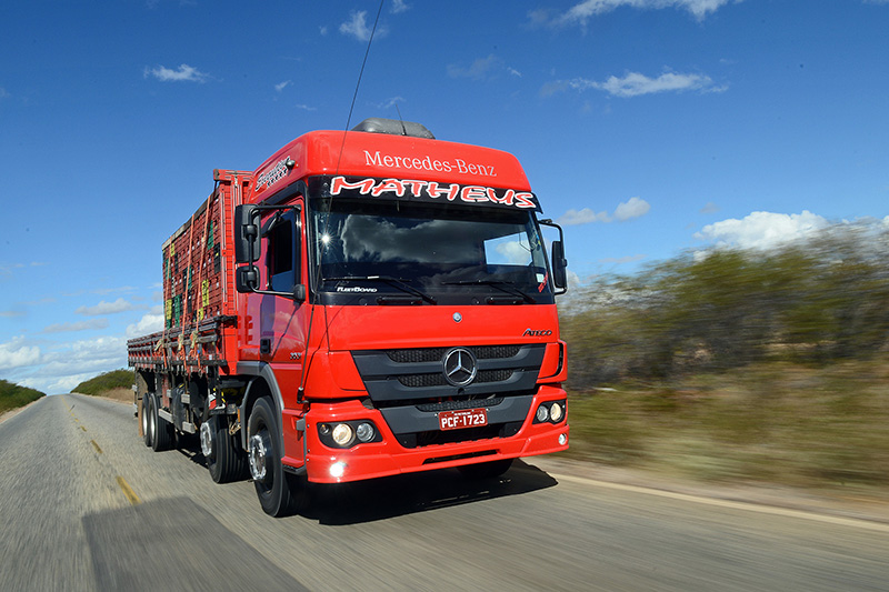 Mercedes-Benz faz ação com os caminhões Accelo e Atego na Ceasa