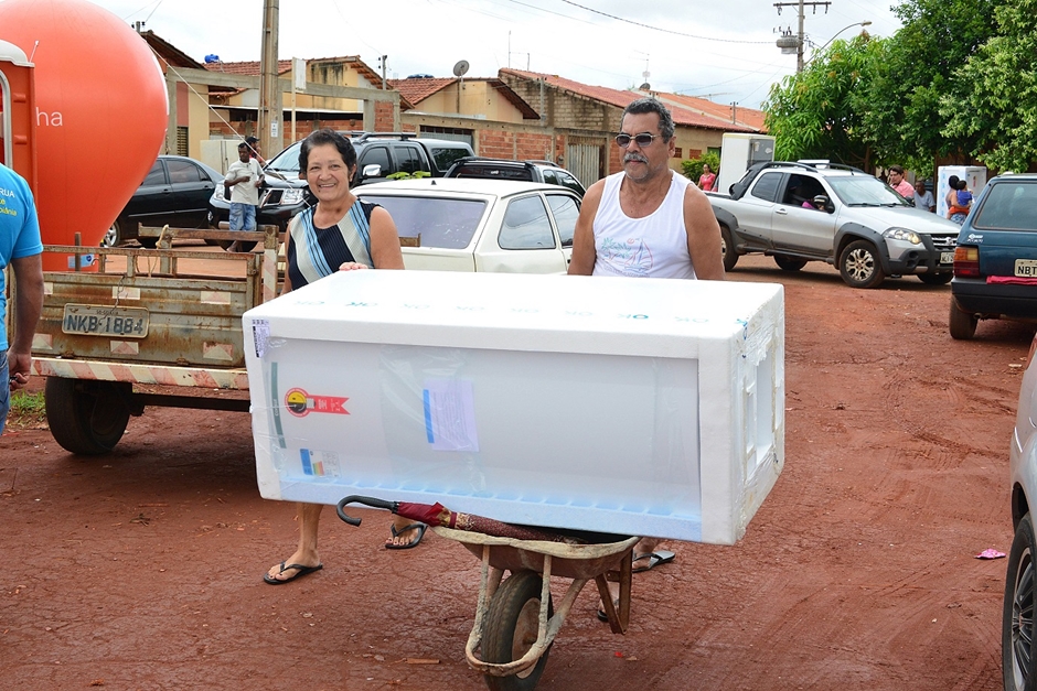 ENEL DISTRIBUIÇÃO GOIÁS TROCA GELADEIRAS EM LUZIÂNIA