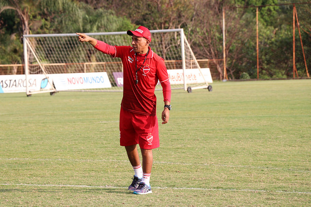 Técnico critica atuação da arbitragem após derrota