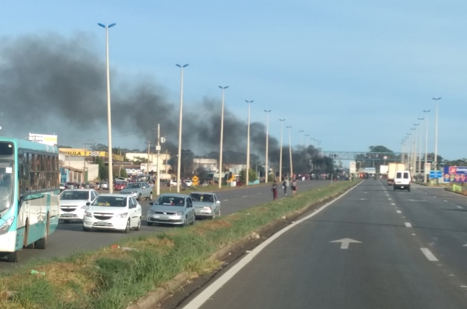 Manifestantes bloqueiam BR-070 e reivindicam melhorias em transporte público