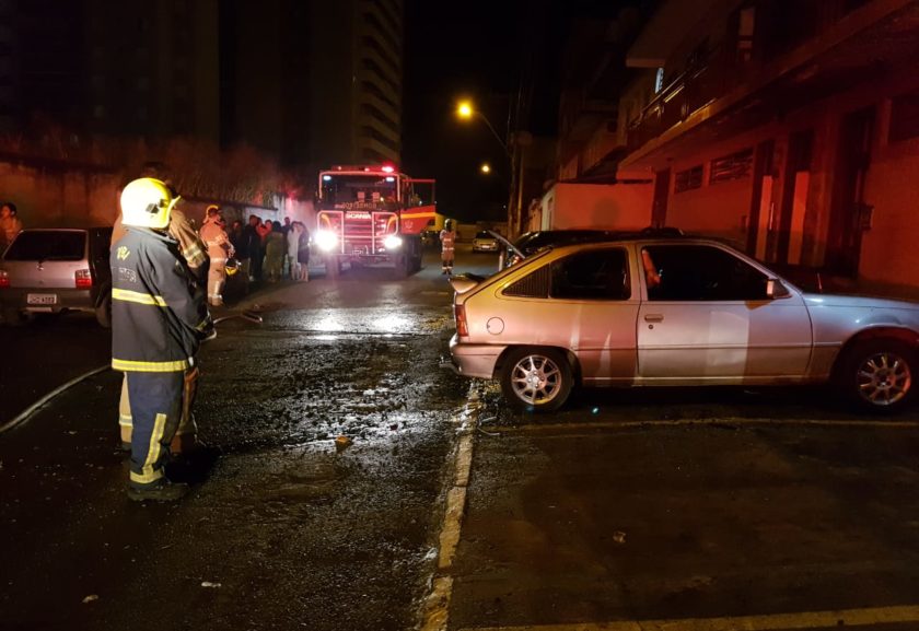 Carros pegam fogo em estacionamento no DF