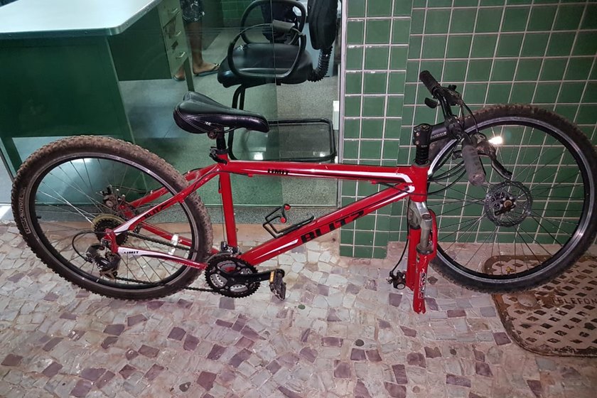 Homem é preso após agredir ladrão que roubou bicicleta