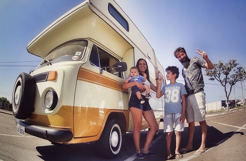 Família vai percorrer 60 países a bordo de uma Kombi