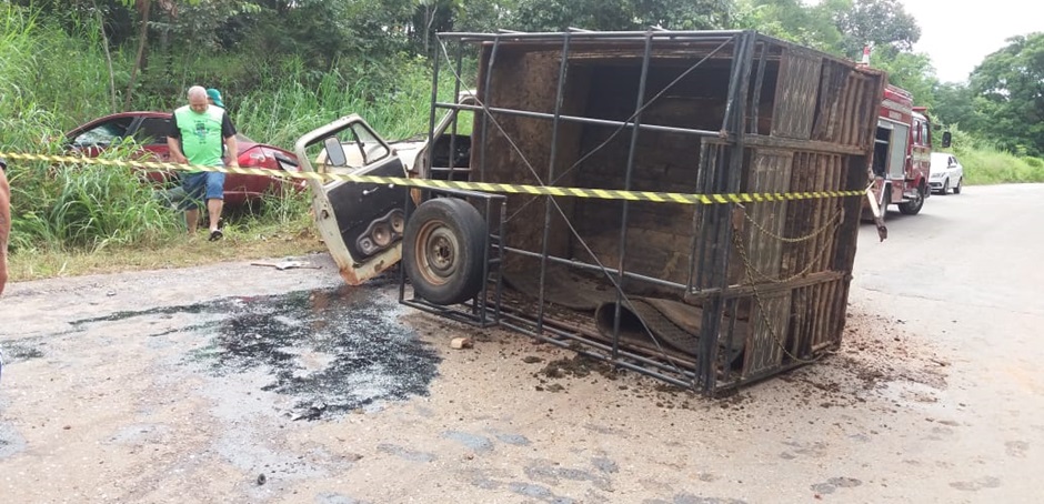 Acidente entre carro e caminhonete termina com duas mortes na GO-215, em Pontalina