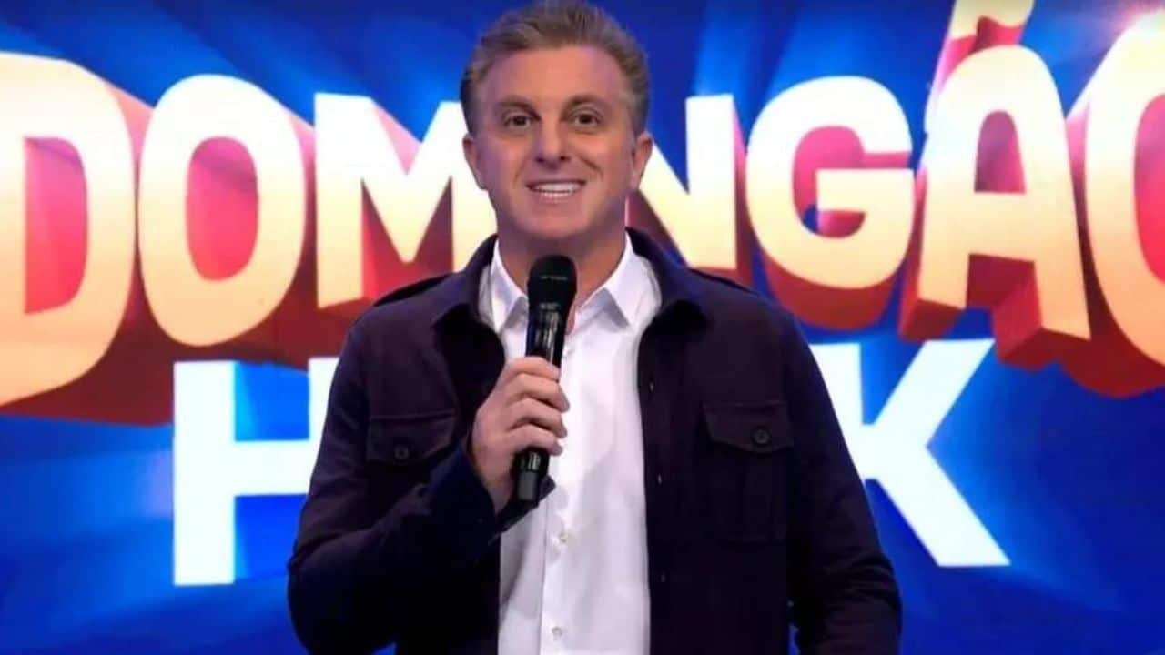 Luciano Huck quebra protocolo e faz apelo a eleitores no ‘Domingão: “Vale a pena”