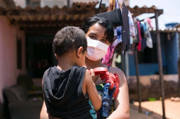 Menino que havia sido doado por familiares retorna para mãe