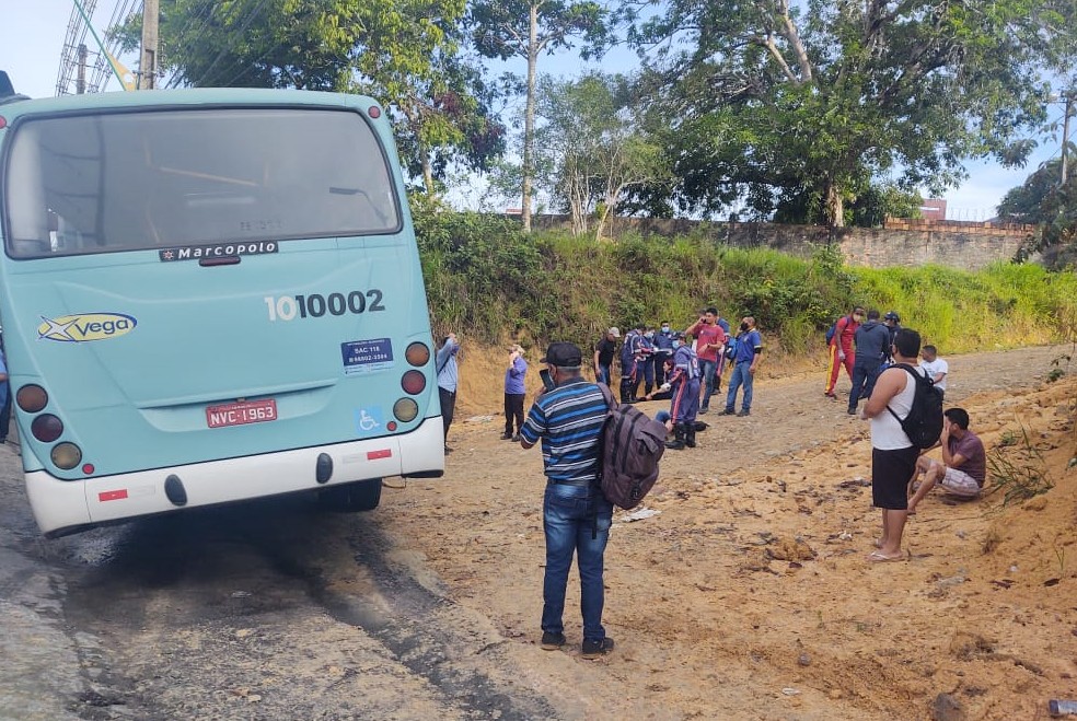 Batida entre ônibus e veículo deixa feridos em Manaus