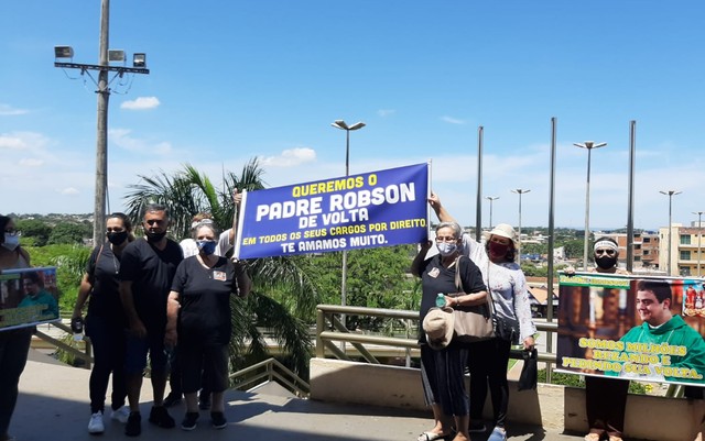 Em protesto, fiéis pedem retorno do padre Robson à Basílica de Trindade