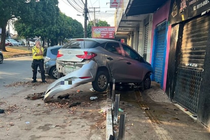 Motorista embriagado colide com barras de proteção, em Goiânia.