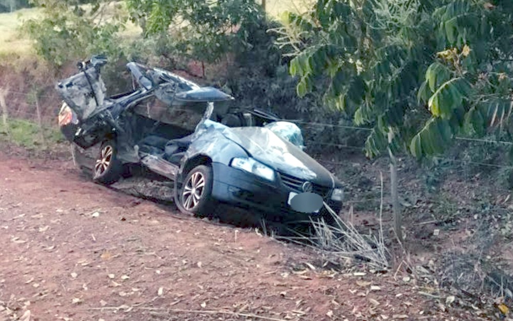 Acidente de carro mata motorista e dois passageiros ficam feridos em Piracanjuba