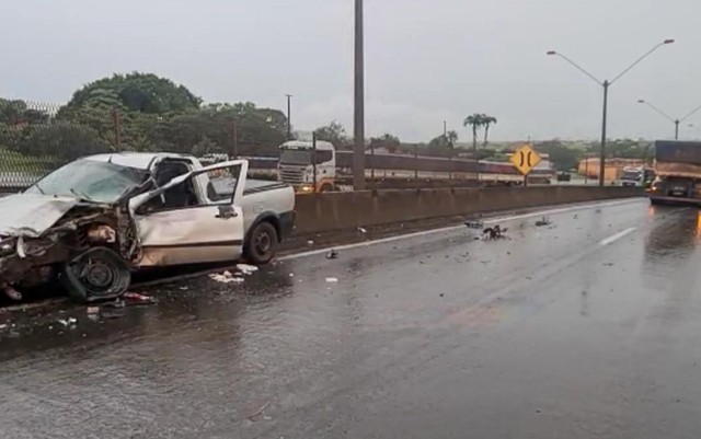 Motorista morre após invadir contramão e ser atingido por caminhão, em Itumbiara