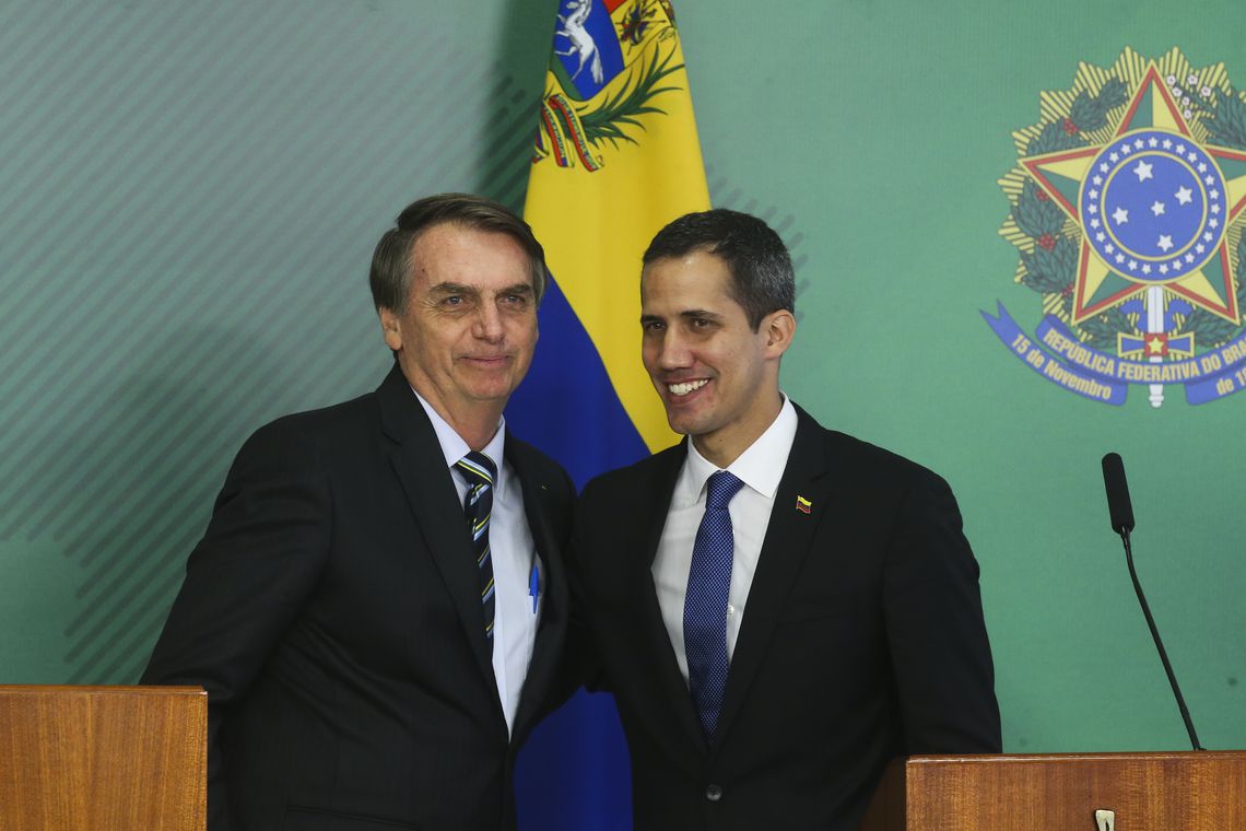 Bolsonaro diz que vai atuar para restabelecer democracia na Venezuela