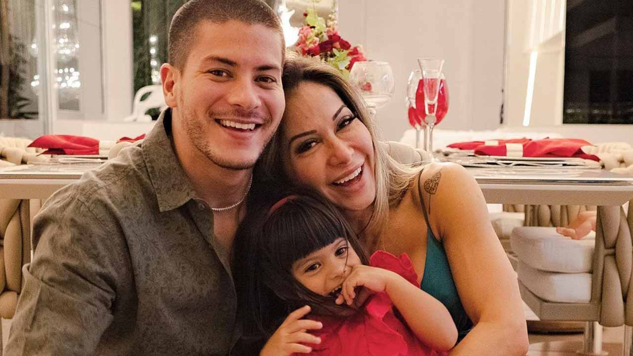 Filha de Arthur Aguiar e Maíra Cardi tem parada respiratória e vai para a UTI