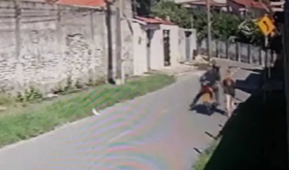 Motociclista dá tapa em mulher que caminhava em Rua de Fortaleza