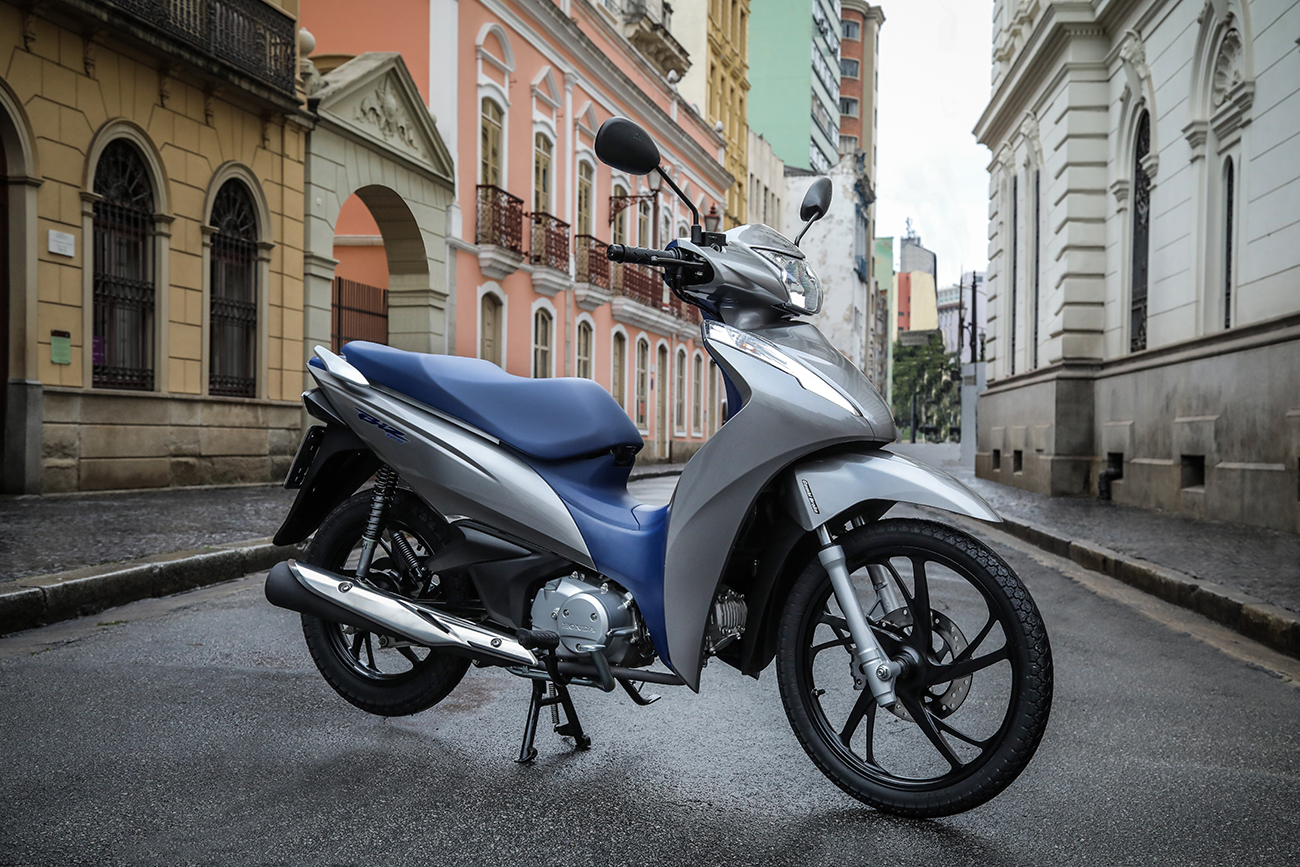 Honda Biz 125 2020 com novas rodas, cores e grafismos