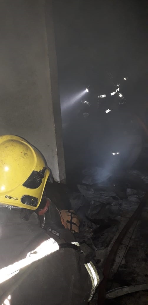 Bombeiros combate incêndio em residência na madrugada deste domingo, em Anápolis