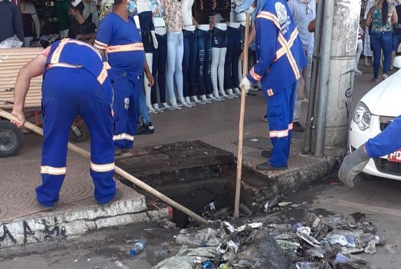 Seinfra limpa bocas de lobo para evitar alagamentos em Goiânia