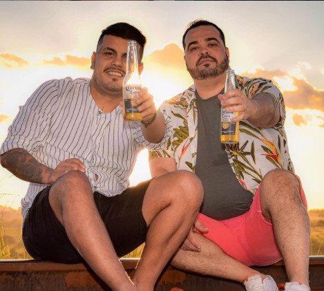 Casal gay anuncia o casamento na internet e são ameaçados de morte