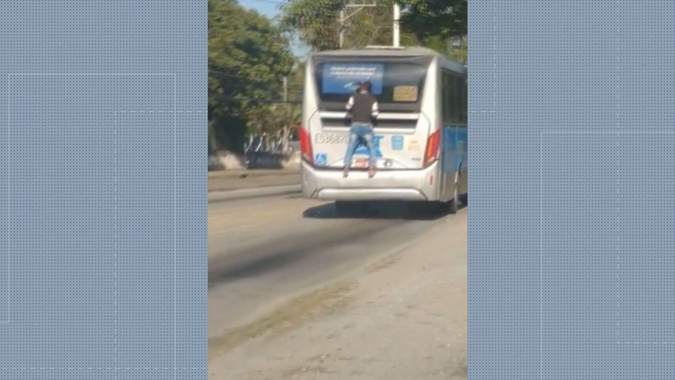 RJ: Homem é flagrado pegando carona na traseira de ônibus do BRT