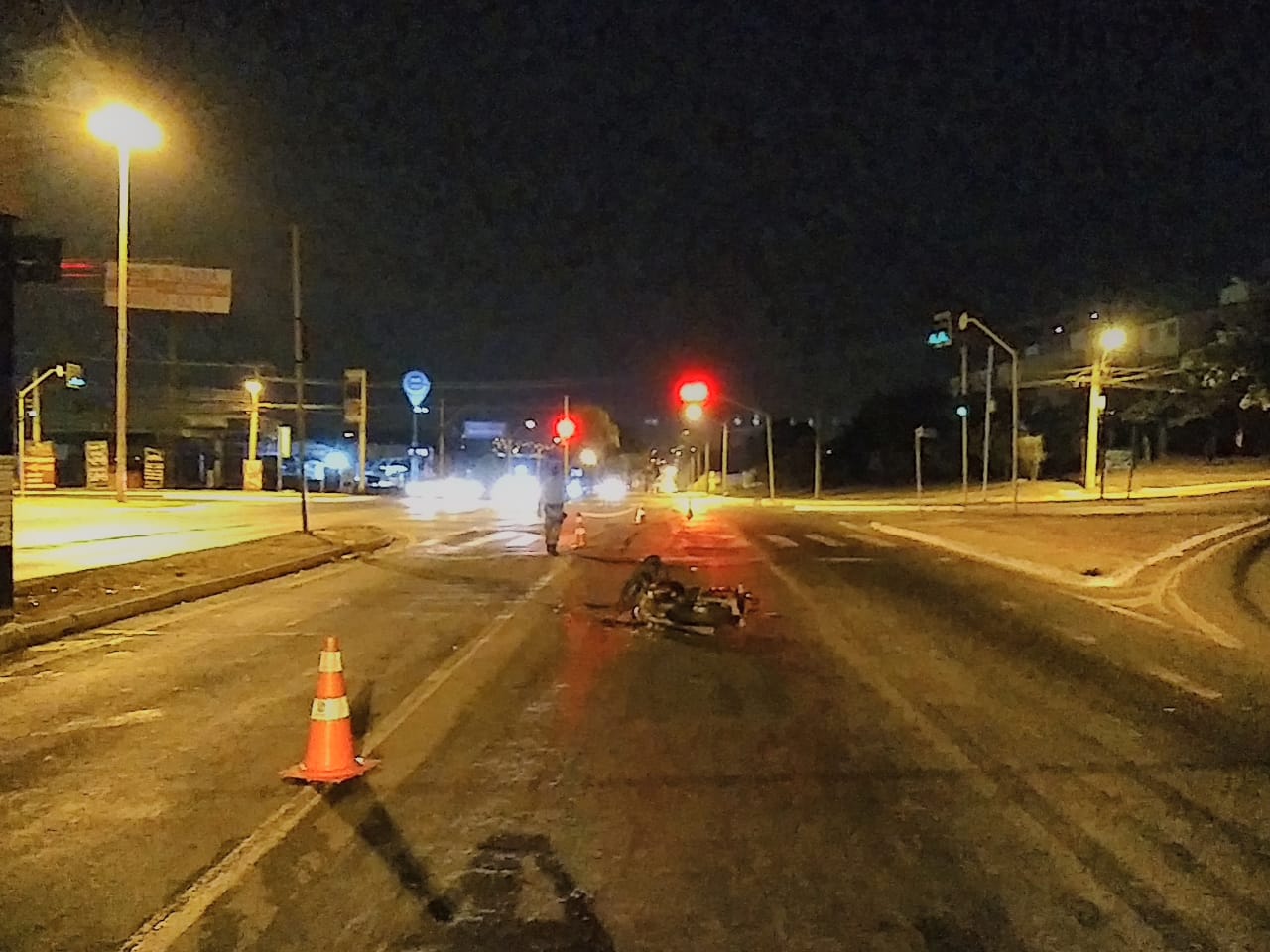 Motociclista morre após bater em traseira de carro, em Goiânia