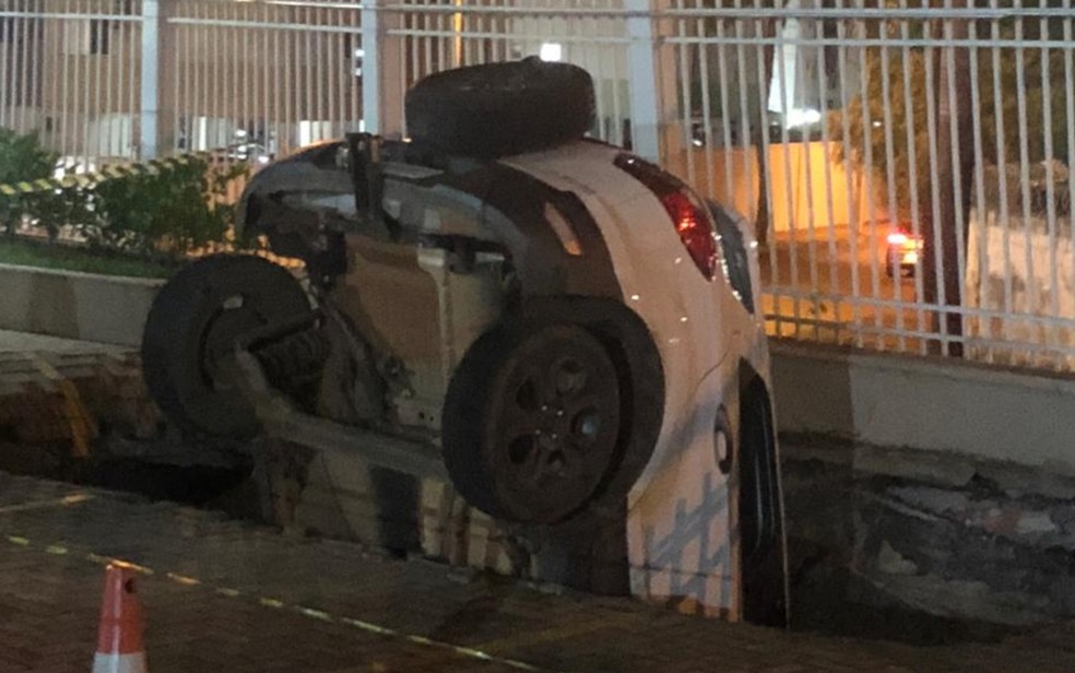 Goiânia: Carro cai em buraco após piso de prédio ceder