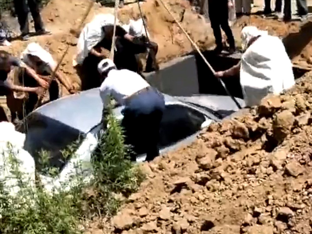 Homem é enterrado dentro do próprio carro na China