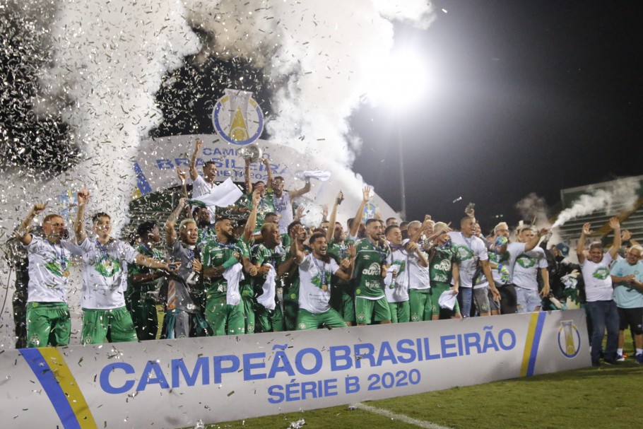 Chapecoense marca no fim, vence o Confiança e é campeã da Série B