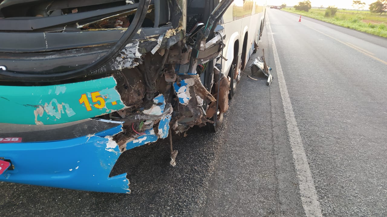 Colisão entre carro e ônibus mata duas pessoas em Aragarças