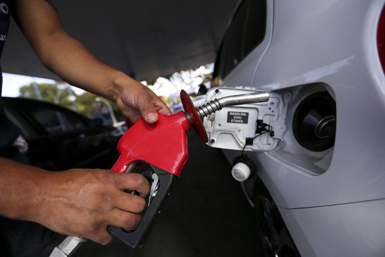 Petrobras anuncia queda nos preços da gasolina e do diesel