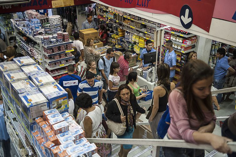 Consultas de CPFs para vendas a prazo no comércio crescem 2,8%