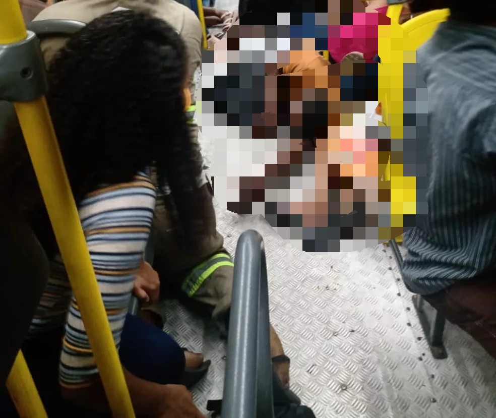 Uma pessoa morreu e quatro ficaram feridas durante assalto a ônibus