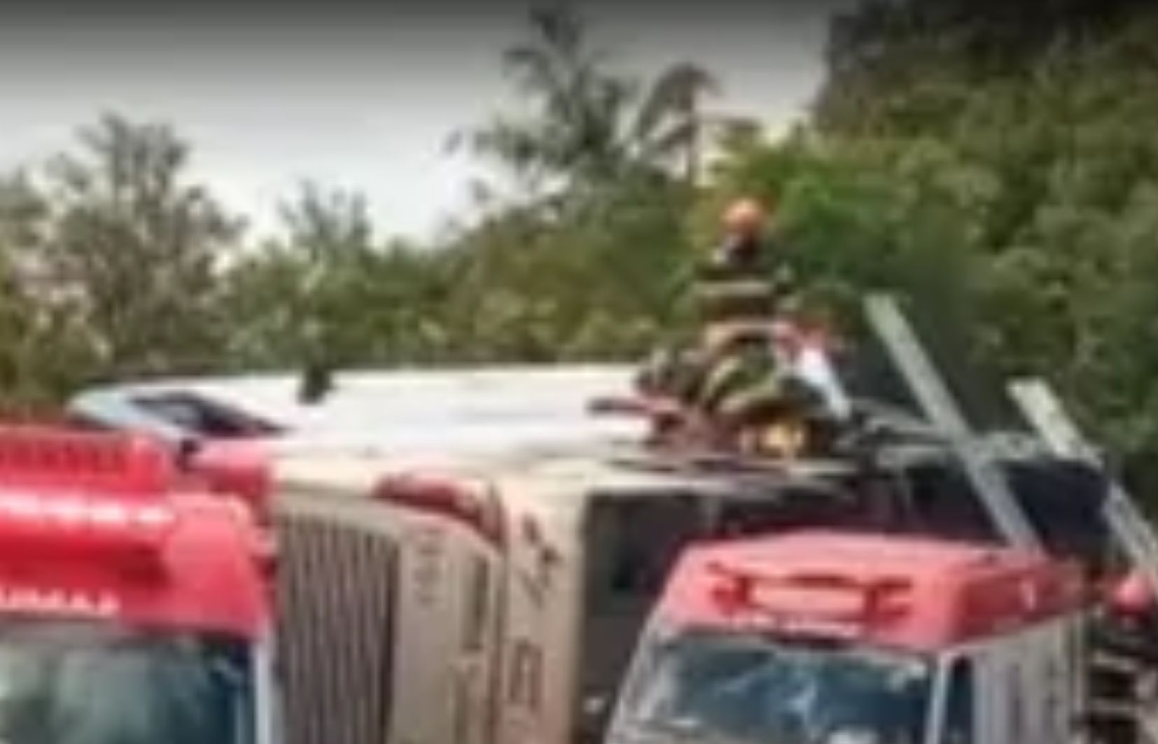 Ônibus de turismo tomba e deixa ao menos dois mortos