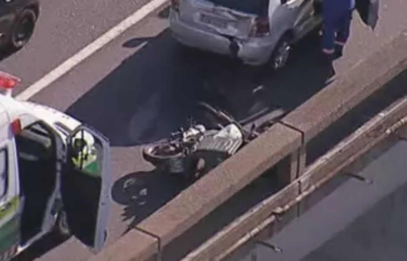 Motociclista morre após colidir com carro e cair de ponte