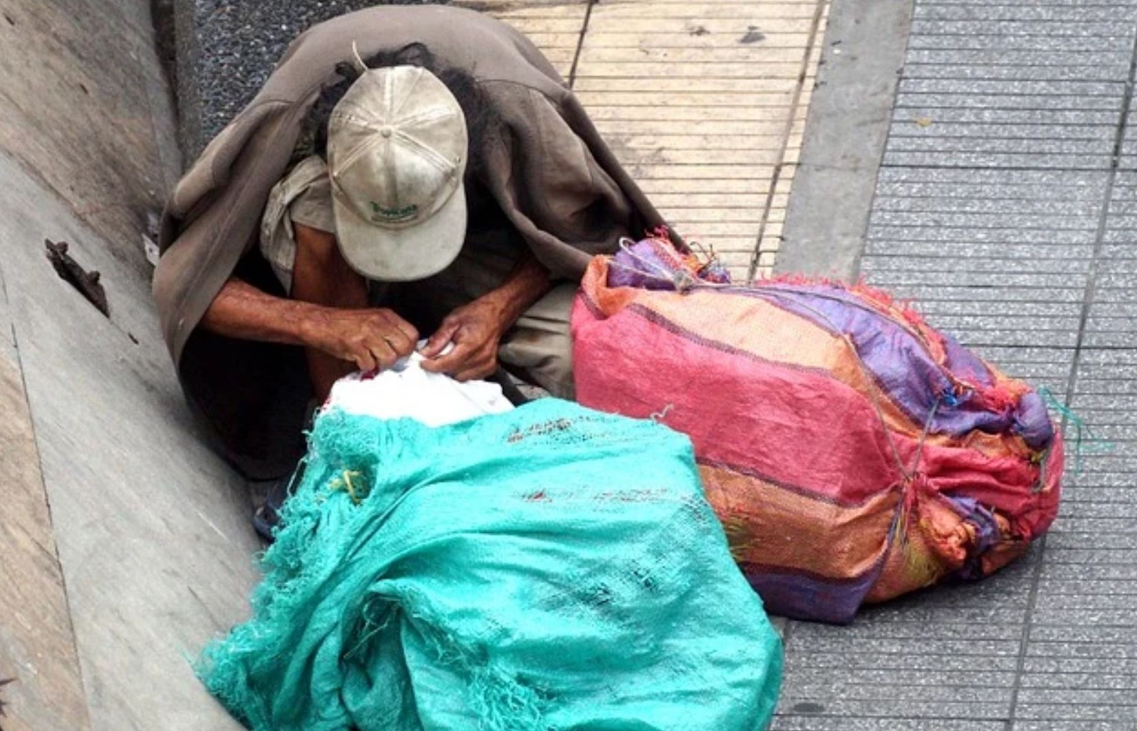 Aumento de moradores de rua em SP agrava disputa sob pontes e viadutos