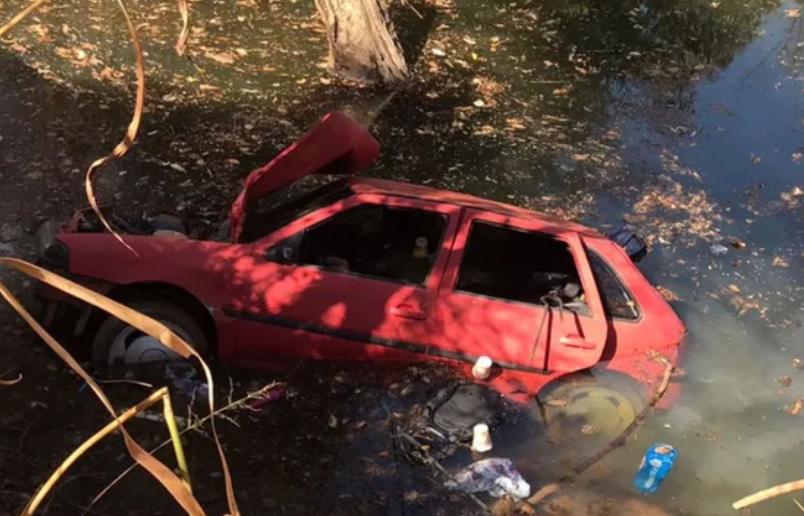 Carro cai de ponte e deixa seis mortos