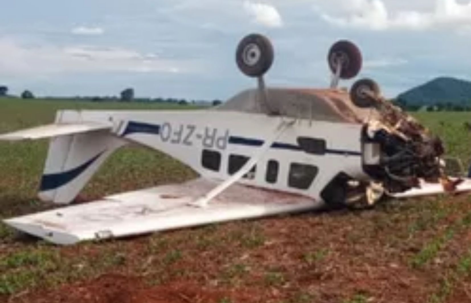 Avião cai e deixa dois feridos em Goiás