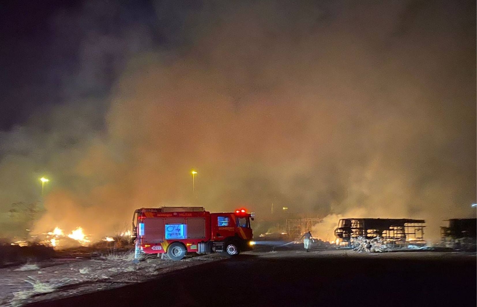 Incêndio atinge pátio anexo a Metrobus