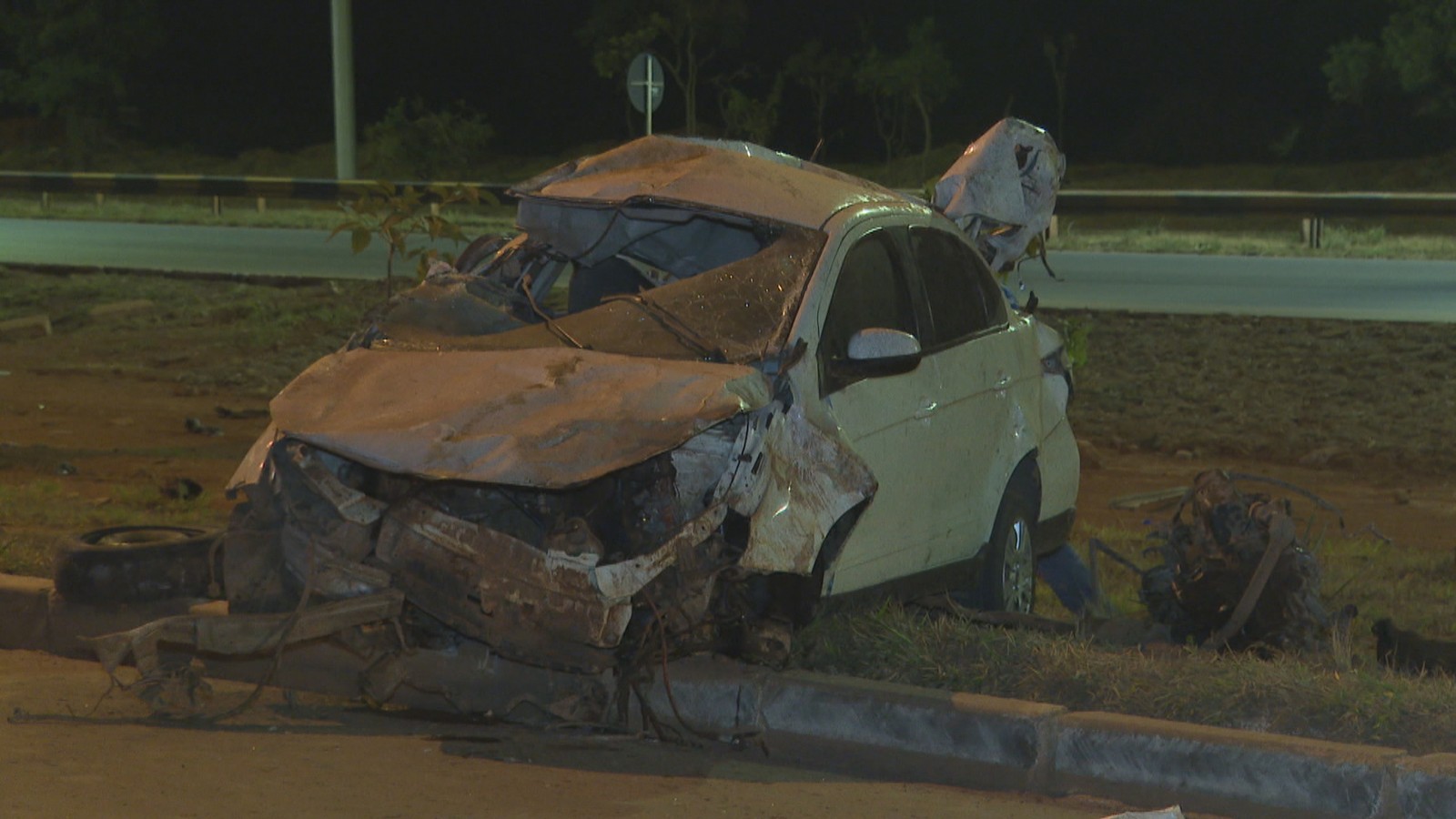 Perseguição policial termina com carro capotado e morte, em Brasília