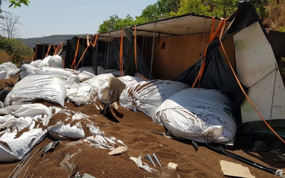 Carreta pesada tomba e caminhoneiro morre na BR-020, em Formosa