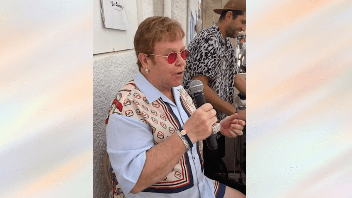 Video: Elton John surpreende fãs em restaurante na França ao fazer breve apresentação