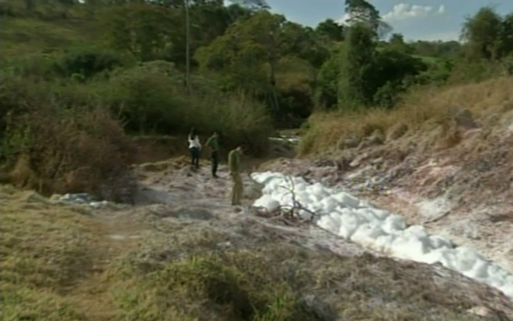 Ambientalistas denunciam formação de espuma no Córrego das Antas em Anápolis